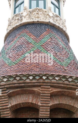 Externe Detail aus der Casa de les Punxes, entworfen von der modernistischen Architekten Josep Puig i Cadafalch. In der Eixample Gegend erbaut im Jahre 1905. Bartomeu Terradas Brutau beauftragte Josep Puig i Cadafalch ein Haus für jedes seiner drei Schwestern, Design, Angela, Josefa und Rosa. Das Ergebnis war ein Gebäude erinnert an alte mittelalterliche Burgen. Stockfoto