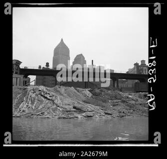 Datum 1936 September Titel Pittsburgh Waterfront. Flüsse Monongahela und Allegheny, Pennsylvania Hinweise Titel und andere Informationen von caption Karte. Los 1342 (Ort der entsprechenden Drucken). Transfer; in den Vereinigten Staaten. Office of War Information. Übersee Bild Division. Washington Division; 1944. Stockfoto