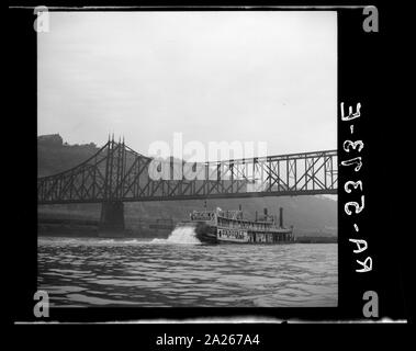 Datum 1936 September Titel Pittsburgh Waterfront. Flüsse Monongahela und Allegheny, Pennsylvania Hinweise Titel und andere Informationen von caption Karte. Los 1342 (Ort der entsprechenden Drucken). Transfer; in den Vereinigten Staaten. Office of War Information. Übersee Bild Division. Washington Division; 1944. Stockfoto