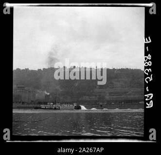 Datum 1936 September Titel Pittsburgh Waterfront. Flüsse Monongahela und Allegheny, Pennsylvania, Pittsburgh Coal Company Steamboat ''Champion Kohle'' Notes Titel und andere Informationen von caption Karte. Transfer; in den Vereinigten Staaten. Office of War Information. Übersee Bild Division. Washington Division; 1944. Stockfoto