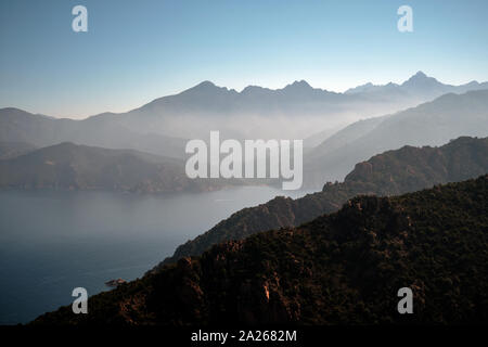 Die entfernten Berge und Meer Landschaft des Golfs von Porto von Piana in westlichen Korsika gesehen Stockfoto