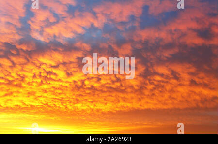 Himmel mit dramatischer Sonnenaufgang Stockfoto