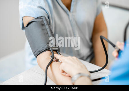 Krankenschwester Blutdruck Messen Fur Patienten Stockfoto Bild