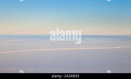 McMurdo Ice Shelf mit Ross Ice Shelf in den Hintergrund, und die saisonalen Meereis im Vordergrund. Ross Insel, Antarktis Stockfoto