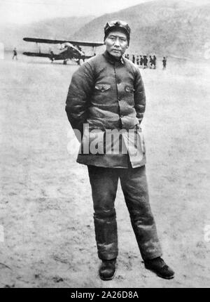 Vorsitzender Mao in Yenan, die 1938 mit einer erfassten nationalistischen Flugzeuge. Mao Zedong (1893 - 9. September 1976), war ein chinesischer kommunistischer Revolutionär, den Gründervater wurde von der Volksrepublik China (nachstehend "VR China" genannt), die er als Vorsitzender der Kommunistischen Partei Chinas von der Gründung 1949 bis zu seinem Tod regiert Stockfoto