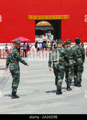 Soldaten der chinesischen Armee in Peking, 2019. Mit 2,3 Millionen aktiven Soldaten der Volksbefreiungsarmee (PLA) ist die größte ständige militärische Kraft in der Welt Stockfoto