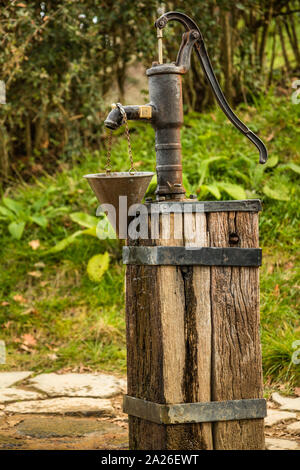 Wasserpumpe in Hobbiton Movie, Matamata, Neuseeland Stockfoto