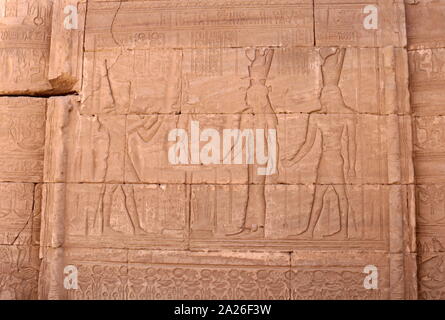 Geschnitzte Relief an der Hathor Tempel, Dendera, Ägypten; ein Opfer für die Götter. Hathor Tempel (Tempel der Tentyra), Ägypten hat auf der gleichen Seite beginnen so weit zurück wie das Reich der Mitte geändert wurde, und weiter bis in die Zeit der römischen Kaiser Trajan. Die bestehende Struktur wurde nicht später als Ende der ptolemäischen Zeit gebaut. Der Tempel, zu Hathor gewidmet, ist einer der besterhaltenen Tempel in Ägypten Stockfoto