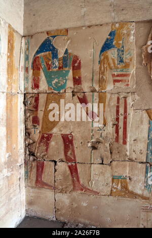 Abydos, eine der ältesten Städte des Alten Ägypten; Göttin Isis und Gott Horus Stockfoto