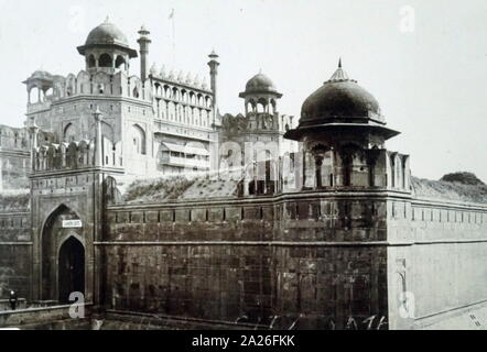 Die lahori Tor; Haupteingang das Red Fort in Delhi. Das Tor erhielt seinen Namen, weil es in der Stadt Lahore, Punjab, Pakistan. Das Tor wurde mit einem 10,5 Meter hohen barbican von Aurangzeb (1658-1707), mit seinem Eingang in den Norden. Stockfoto