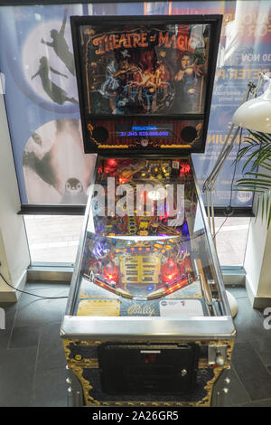 Pinball, Maschine, Cafe, Bar, Innen, Birmingham Repertory Theatre, Birmingham Rep, die Rep, Birmingham, West Midlands, Midlands, England, UK, GB, Großbritannien, Europa Stockfoto