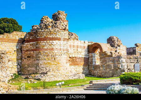 Ruinen der antiken Stadtmauer rund um die Altstadt von Nessebar in Bulgarien Stockfoto
