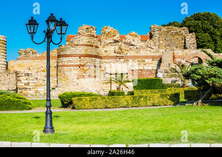 Ruinen der antiken Stadtmauer rund um die Altstadt von Nessebar in Bulgarien Stockfoto