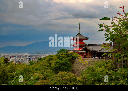 Beeindruckende Aussicht auf die Stadt von der Pagode am Kiyomizu-dera Tempel in der higashiyama Stadtteil von Kyoto, Japan Stockfoto