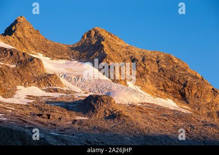 Reichenspitzgruppe. Reichenspitze Peak. Sunrise Sonnenlicht auf Gipfel und Gletscher. Zillertaler Alpen. Nationalpark Hohe Tauern. Österreichischen Alpen. Stockfoto