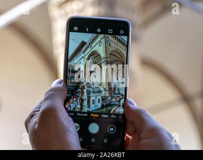 Ein Mobiltelefon mit dem Fotografen ein Bild von der Statue von Baccio Bandinelli des Herkules in Piazza della Signoria, Florenz, Italien Stockfoto