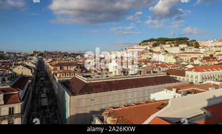 Antenne perspektivische Ansicht des zentralen berühmten Rua Augusta auf die Skyline der Stadt Lissabon Portugal, Menschen touristische Menschenmenge Stockfoto