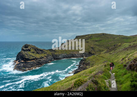 South West Coast Path mit Blick auf Warren am Eingang von Boscastle Harbour in North Cornwall, England, Großbritannien. Stockfoto