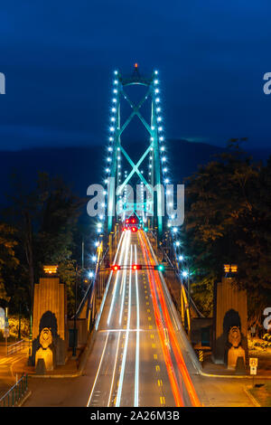 Lions Gate Bridge bei Nacht beleuchtet in Vancouver, British Columbia, Kanada Stockfoto