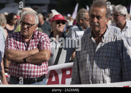 Oktober 1, 2019, Athen, Griechenland: Demonstranten besuchen Reden von pensionersâ €™ Unionisten, wie sie sich vorbereiten, die dem Ministerium für Arbeit bis März. Pensionersâ €™-Gewerkschaften auf die Straße gingen, über Rentenkürzungen und Finanzpolitik zu protestieren und ihre Renten gekürzt. (Bild: © Nikolas Georgiou/ZUMA Draht) Stockfoto