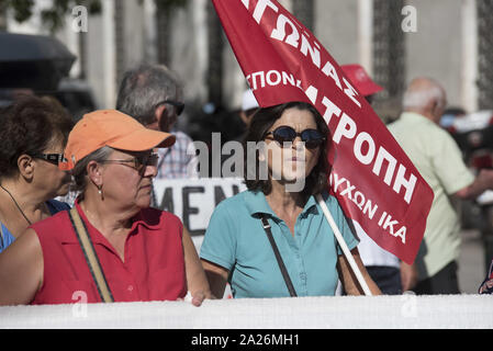 Oktober 1, 2019, Athen, Griechenland: Demonstranten besuchen Reden von pensionersâ €™ Unionisten, wie sie sich vorbereiten, die dem Ministerium für Arbeit bis März. Pensionersâ €™-Gewerkschaften auf die Straße gingen, über Rentenkürzungen und Finanzpolitik zu protestieren und ihre Renten gekürzt. (Bild: © Nikolas Georgiou/ZUMA Draht) Stockfoto