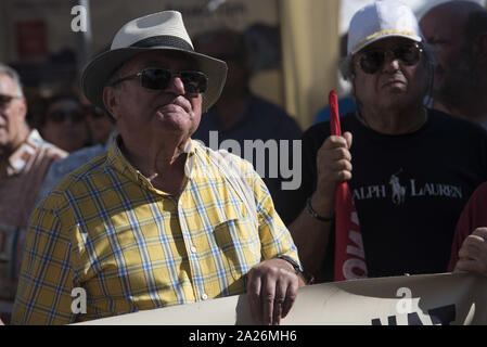 Oktober 1, 2019, Athen, Griechenland: Demonstranten besuchen Reden von pensionersâ €™ Unionisten, wie sie sich vorbereiten, die dem Ministerium für Arbeit bis März. Pensionersâ €™-Gewerkschaften auf die Straße gingen, über Rentenkürzungen und Finanzpolitik zu protestieren und ihre Renten gekürzt. (Bild: © Nikolas Georgiou/ZUMA Draht) Stockfoto