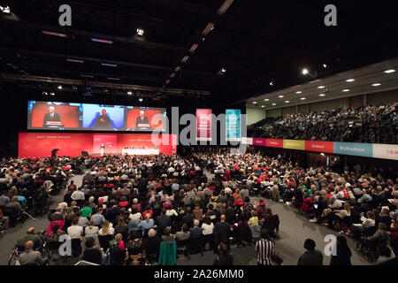 Mitglieder und Delegierte auf dem Main Floor von der Labour Party, jährliche Konferenz 2019 in Brighton, Großbritannien Stockfoto