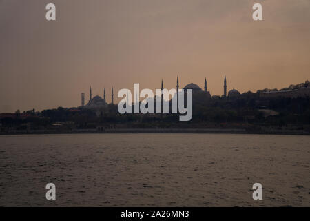 Istanbul Stadt Silhouette bei Sonnenuntergang. angezeigt Meer und Moscheen. Stadtbild. Stockfoto