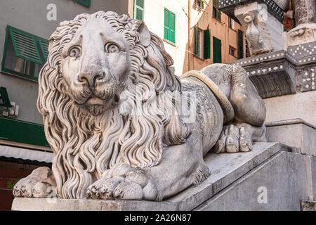 löwenskulptur am Eingang der Kathedrale des hl. Laurentius (San Lorenzo) in Genua in Italien Stockfoto