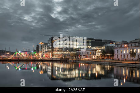 Die Stadt Cork, Cork, Irland. 01. Oktober, 2019. Hochwasserwarnungen für Cork City Center wie Bürogebäuden erteilt worden sind, ein Albert Quay und Navigation Square sind in den Fluss Lee während einer Flut in Cork Ciry, Cork, Irland, wider. - Gutschrift; David Creedon/Alamy leben Nachrichten Stockfoto