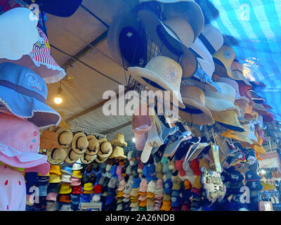 Viele Hüte sind zum Verkauf auf dem Markt. Stockfoto