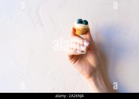 Weibliche hand mit einer Maniküre Stockfoto