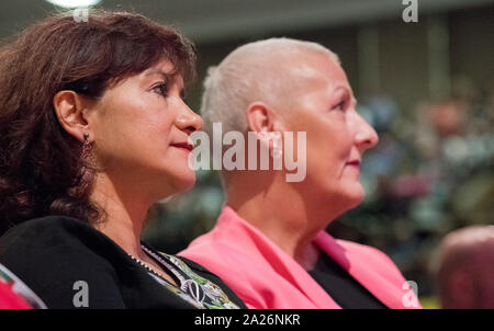 Jennie Formby, Generalsekretär der Labour Party und Jeremy Corbyn's Frau Laura Alvarez von der Labour Party Conference 2019. Stockfoto