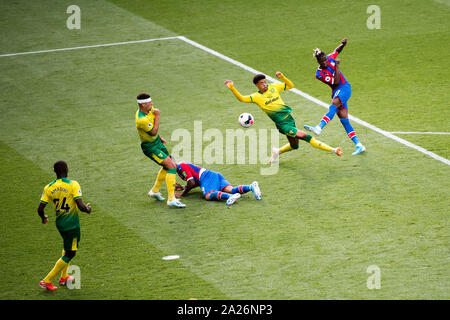 LONDON, ENGLAND - 28. SEPTEMBER: Wilfried Zaha von Crystal Palace nehmen Schuß während der Premier League Match zwischen Crystal Palace und Norwich City an Selhurst Park am 28. September 2019 in London, Vereinigtes Königreich. (Foto von Sebastian Frej/MB Medien) Stockfoto