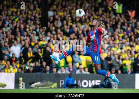 LONDON, ENGLAND - 28. SEPTEMBER: Wilfried Zaha von Crystal Palace die Kugel während der Premier League Match zwischen Crystal Palace und Norwich City an Selhurst Park am 28. September 2019 in London, Vereinigtes Königreich. (Foto von Sebastian Frej/MB Medien) Stockfoto