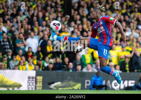 LONDON, ENGLAND - 28. SEPTEMBER: Wilfried Zaha von Crystal Palace die Kugel während der Premier League Match zwischen Crystal Palace und Norwich City an Selhurst Park am 28. September 2019 in London, Vereinigtes Königreich. (Foto von Sebastian Frej/MB Medien) Stockfoto