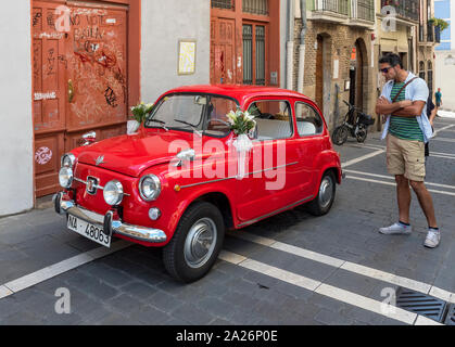 Classic Fiat 500 (Cinquecento) Auto auf der Straße geparkt in Pamplona, Spanien Stockfoto