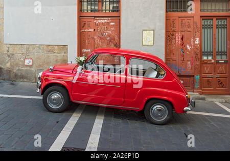 Classic Fiat 500 (Cinquecento) Auto auf der Straße geparkt in Pamplona, Spanien Stockfoto