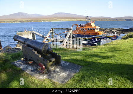 Ein rettungsboot an der Fähre Hafen von Port Askaig Auf der schottischen Insel Islay. Die Hügel von Jura kann im Hintergrund gesehen werden. Stockfoto