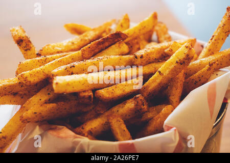 Gebratene Kartoffeln "country-style" in Kraft Tasche Stockfoto