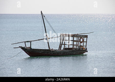 Fischerboot vor der Küste von Sansibar, Unguja Insel, Tansania. Stockfoto