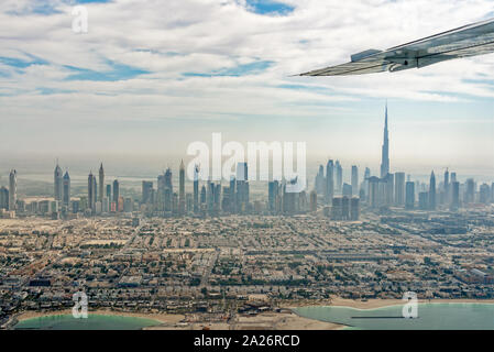 Luftaufnahme der Skyline von Dubai aus Flugzeug gesehen, Vereinigte Arabische Emirate Stockfoto