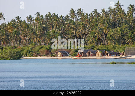 Fishermen's Village am Strand und Palmen entlang der Ostküste von Sansibar, Unguja Insel, Tansania. Stockfoto