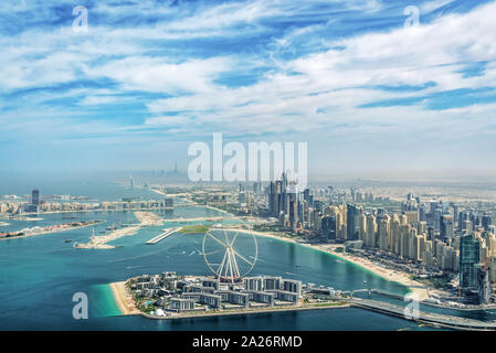 Luftaufnahme von Dubai Marina Skyline mit Dubai Eye Riesenrad, Vereinigte Arabische Emirate Stockfoto