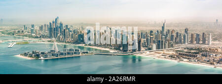 Panoramablick auf das Luftbild von Dubai Marina Skyline mit Dubai Eye Riesenrad, Vereinigte Arabische Emirate Stockfoto