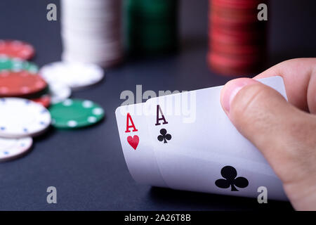 Stapel Chips und zwei Asse auf dem Tisch. Poker spiel Konzept Stockfoto
