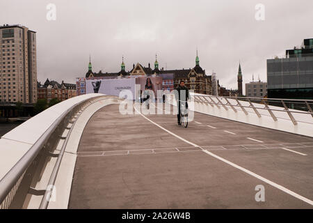 Radfahrer Kreuzung wenig Langebro Brücke in der Stadt Kopenhagen an einem bewölkten Herbst Tag, Dänemark Stockfoto