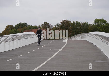 Radfahrer auf dem Kleinen Langebro Brücke in der Stadt Kopenhagen an einem bewölkten Herbst Tag, Dänemark Stockfoto