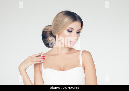 Schöne Mode Modell Frau mit perfekter Frisur und roten gepflegte Nägel an Hand Stockfoto