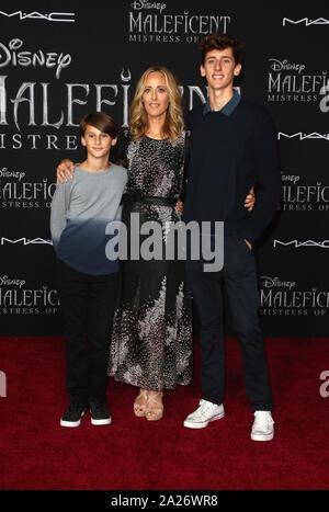 September 30, 2019, Hollywood, CA, USA: 30. September 2019 - Hollywood, Kalifornien - Kim Raver, Lukas West Boyer, Leo Kipling Boyer. Weltpremiere von Disney's â € oeMaleficent: Herrin des Bösen'' im El Capitan Theatre statt. Photo Credit: FSadou/AdMedia (Credit Bild: © F Sadou/AdMedia über ZUMA Draht) Stockfoto